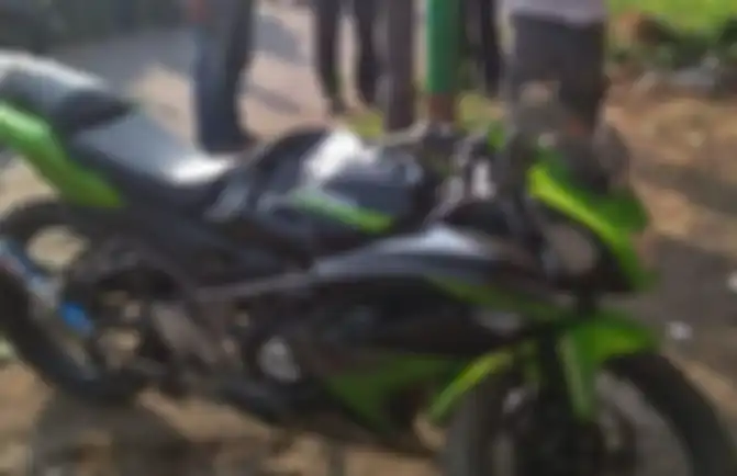 Kawasaki Ninja RR 150 rusak parah usai tabrak tiang listrik.