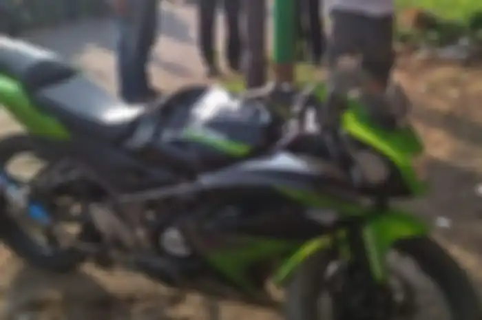 Kawasaki Ninja RR 150 rusak parah usai tabrak tiang listrik.