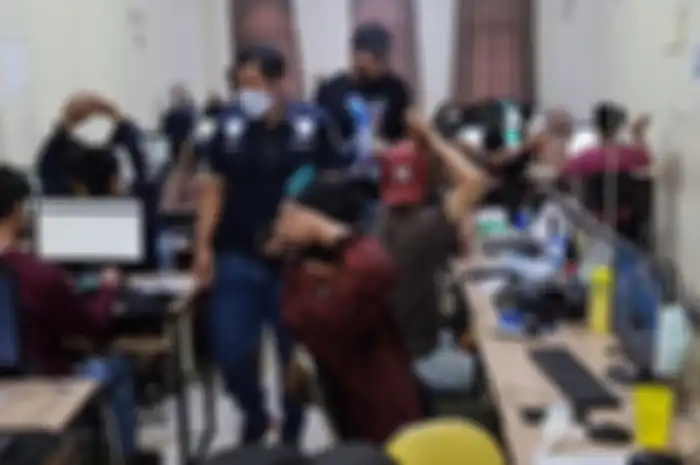 Polisi menggerebek debt collector atau juru tagih pinjaman online, ternyata penghasilan debt collector tembus puluhan juta rupiah.
