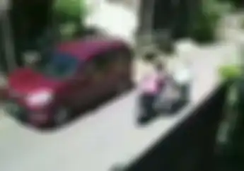 Detik-detik Jambret Rampas Tas Perempuan di Gang Sempit, Korban Terpental dari Motornya