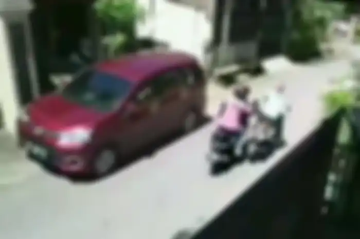 Jambret rampas tas perempuan di Makassar.