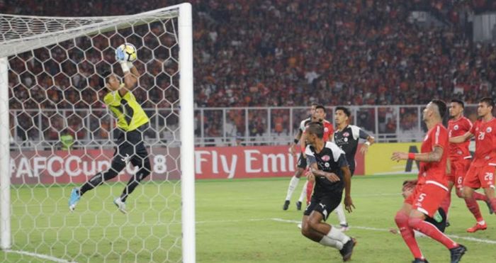   Kiper Persija Jakarta, Rizky Darmawan, saat melawan Home United  