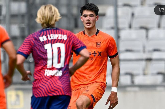 Elkan Baggott memperkuat Ipswich Town melawan RB Leipzig di Stadion Tivoli, Austria pada Jumat (28/7/2023).