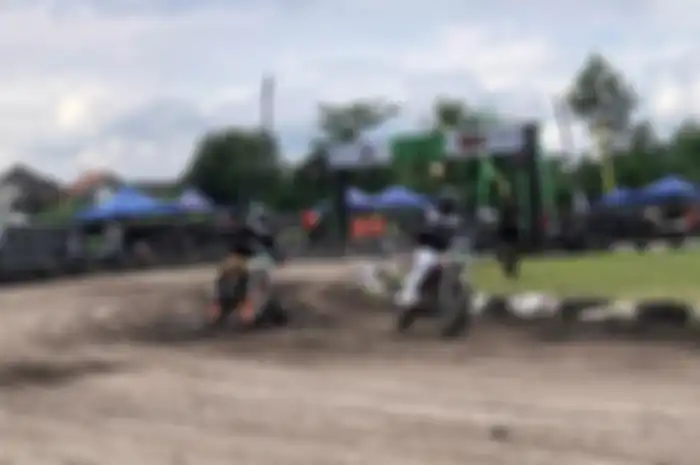 Keseruan balap Flat Track Race di Kustomfest 2022, saling adu skill di lintasan tanah kerikil!
