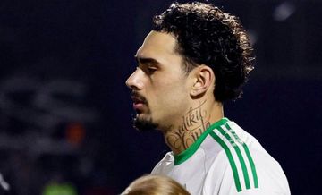 Di bagian leher Tristan Gooijer terdapat tato bertuliskan kalimat bahasa Indonesia.