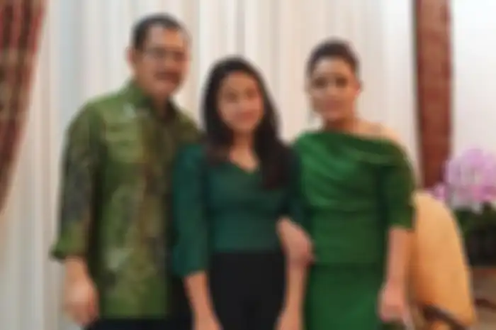 Khirani Trihatmodjo bersama ayah dan ibunya, Bambang Trihatmodjo dan Mayangsari.