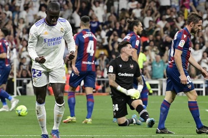 Bek kiri Real Madrid, Ferland Mendy, penyelamat taktik Carlo Ancelotti yang tetap akan dijual oleh klubnya.