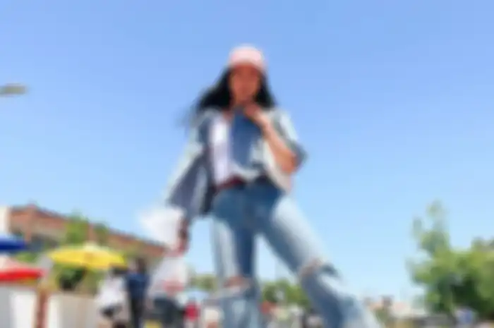 OOTD pakai jaket denim ala Maudy Ayunda.