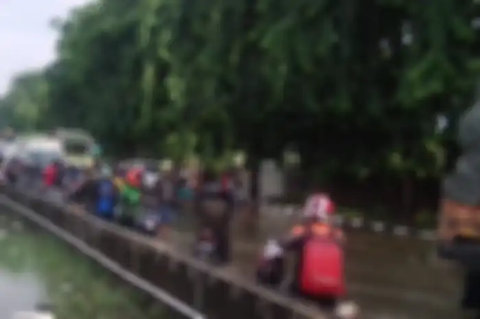 Jalan Kembangan, Jakbar banjir, beberapa pemotor yang nekat menerobos motornya mogok.