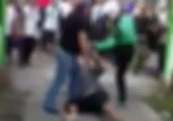 Sadis! Detik-detik 'Driver Ojol' Injak dan Pukul Pengedar Narkoba Pakai Pistol, Warga Histeris