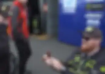 Walau Valentino Rossi Gagal Podium, Seorang Fans Tetap Melamar Kekasihnya Usai MotoGP Australia