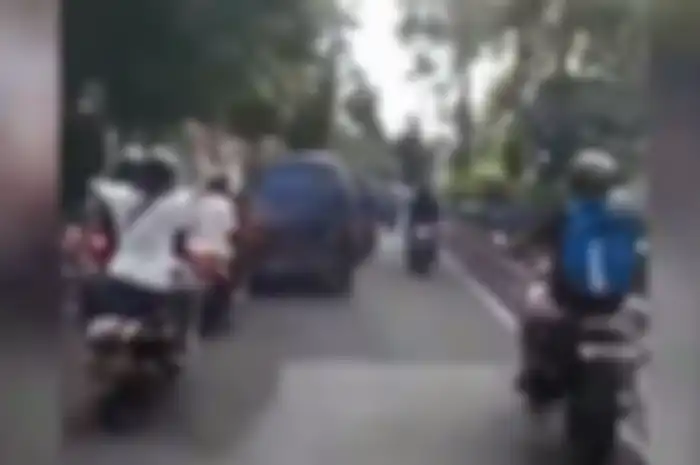 Gerombolan pemotor teriaki mobil di depannya maling di Denpasar, korban luka terkena pecahan kaca.