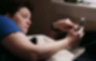 Tolong Jangan Dijadikan Kebiasaan, Mulai Sekarang Stop Buka HP Saat Bangun Tidur, Efeknya Ngeri Jika Masih Dilakukan!