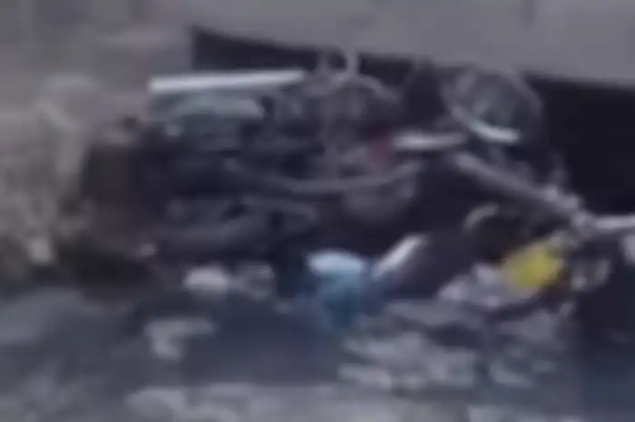 Bentrok warga dengan pendatang di Sidoarjo, 4 orang luka dan 16 motor hancur.