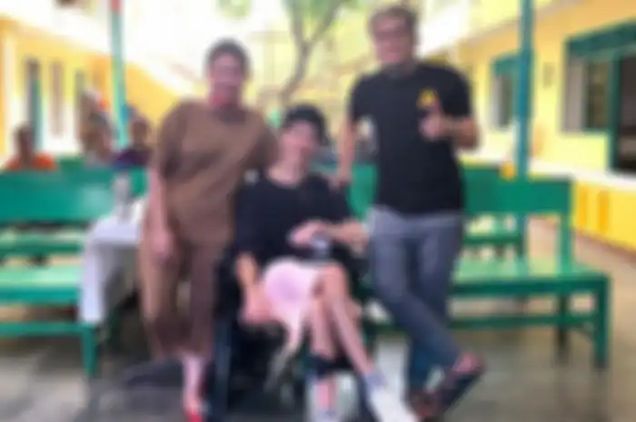 Tya Ariestya bertemu El Ibnu di panti jompo