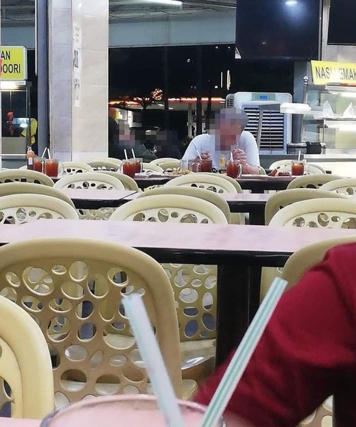 Pria tua makan sendiri meski pesan 8 porsi makanan.