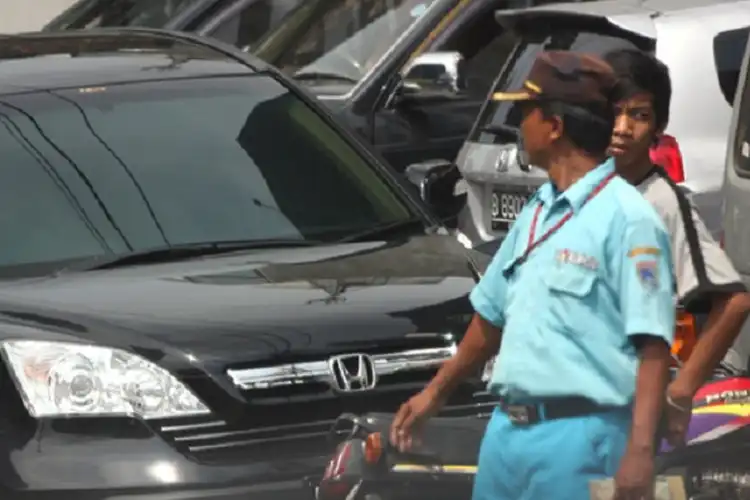Gokil, Satu Hari Pendapatan Tukang Parkir Bisa DP Motor Baru