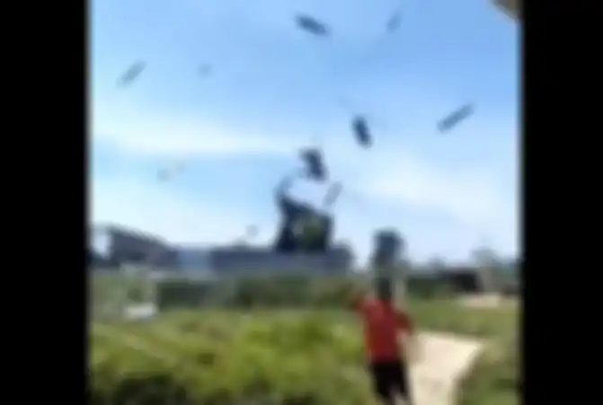 Seorang warga berlari menyelamatkan diri melihat atap terbang akibat angin puting beliung di Tulang Bawang, Lampung.