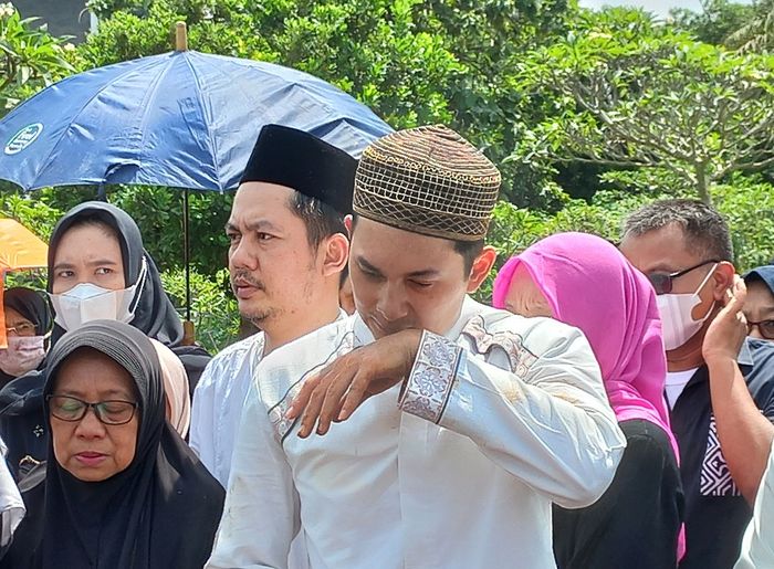 Kiki Farrel saat pemakaman sang ibu di TPU Pisangan Barat, Ciputat Timur, Tangerang Selatan, Kamis (12/5/2022).