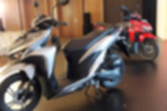 All New Honda Vario 150 (depan) dan All New Honda Vario 125 (belakang) tanpa kick starter.