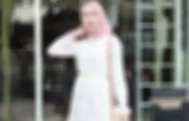 Anti Ribet, Ini 7 Pilihan Tunik Putih Simpel Buat OOTD Lebaran Modis!