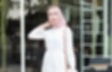 Anti Ribet, Ini 7 Pilihan Tunik Putih Simpel Buat OOTD Lebaran Modis!