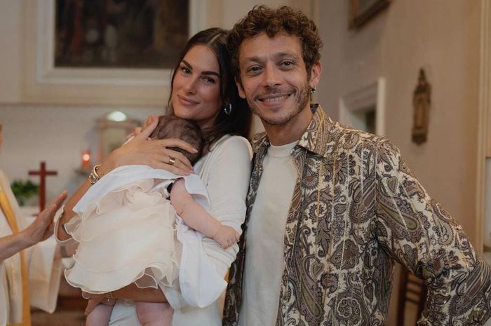 Valentino Rossi bersama Francesca Sofia Novello yang tengah menggendong putri mereka, Giulietta Rossi. 