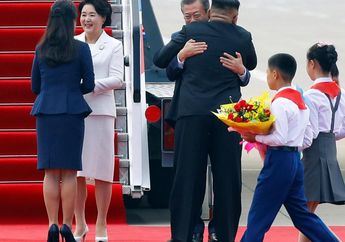 Kim Jong Un Sambut Kedatangan Presiden Korea Selatan Moon Jae In dengan Pelukan