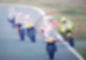 Ada Yang Ingat? Valentino Rossi Pernah Disikut Keluar Sirkuit Sama Musuh Terbesarnya