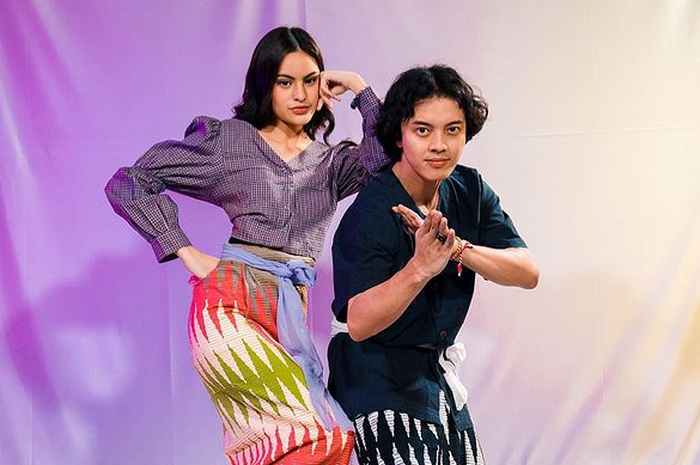 Ide berkain nusantara yang modis buat 17an ala pacar Bisma Karisma, Andira Hadley