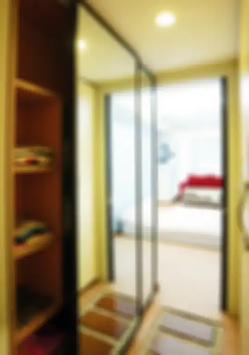 Salah satu contoh lemari built in yang menggunakan pintu geser. Seluruh daun pintu bagian luar dibuat dari cermin yang memudahkan kita ketika memadu-padankan busana.