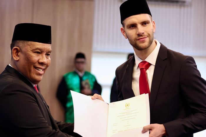 Pemain Maarten Paes seusai menjalani sumpah menjadi WNI.