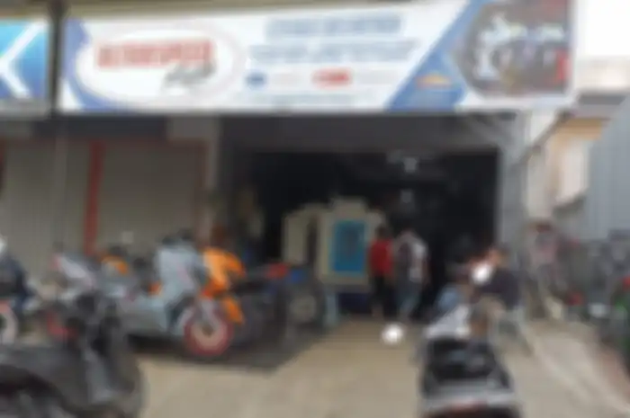 Bengkel modifikasi kasih paham kalau motor bore up juga masih bisa pakai knalpot harian. 