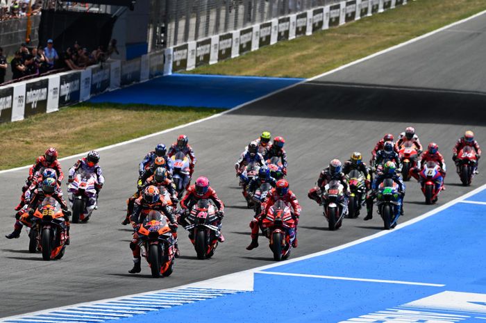 Pembalap beradu akselerasi saat start balapan MotoGP Spanyol di Sirkuit Jerez, Spanyol, 30 April 2023.