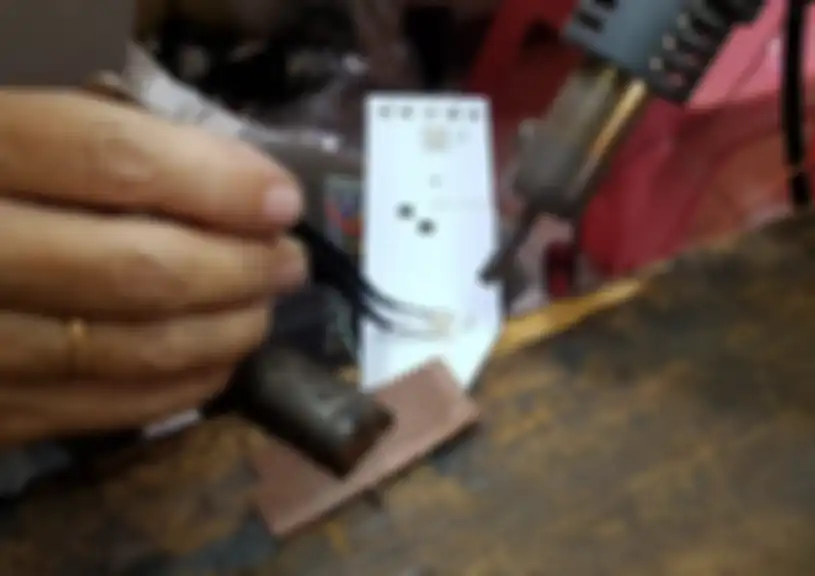 Proses penggantian lampu LED motor dari papan PCB