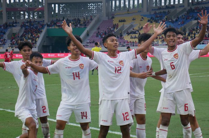 Para pemain Timnas U-16 Indonesia berselebrasi usai Daniel Alfrido mencetak gol ke gawang Timnas U-16 Vietnam, dalam laga perebutan tempat ketiga ASEAN Cup U-16 2024 di Stadion Manahan, Surakarta, Rabu (3/7/2024).