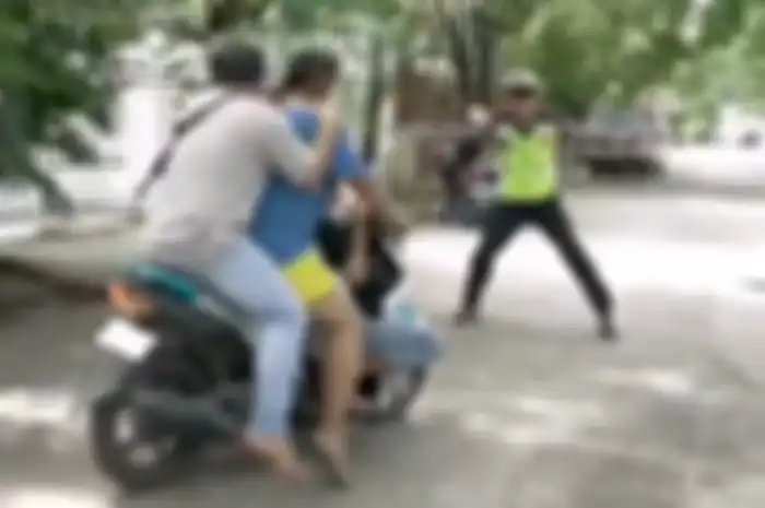 Pengendara motor bonceng tiga kena tilang