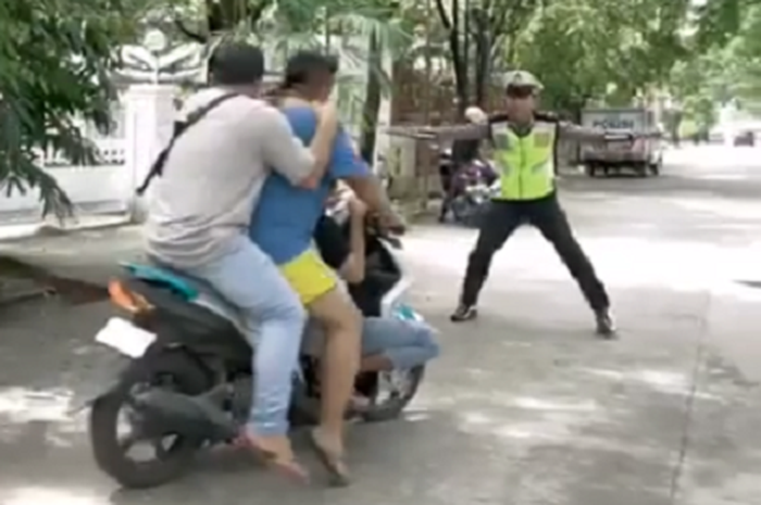 Pengendara motor bonceng tiga kena tilang