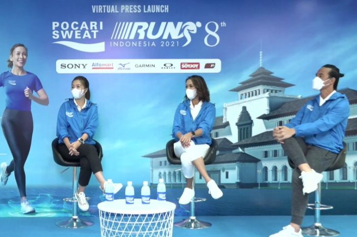 Konferensi Pers Virtual Pocari Sweat Run Indonesia 2021 bersama Marketing Director PT. Amerta Indah Otsuka, Puspita Winawati (kiri) ditemani dua Brand Ambassador Pocari Sweat Run  2021, Melanie Putria (tengah) dan Daniel Mananta (kanan).