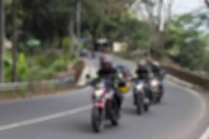 Ilustrasi turing menggunakan motor
