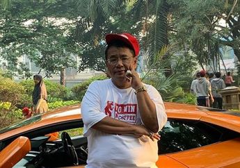 Hidupnya Bergelimang Harta dan Kerap Pamer Wanita, Hotman Paris Rela Terjang Banjir Pakai Mobil Mewahnya Demi Sambangi Kopi Johny: Banjir-banjir Rakyat Sudah Menunggu!