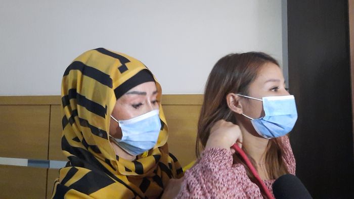 Ibunda Vicky Prasetyo, Ema Fauziah, bersama Beby Lestari saat ditemui Grid.ID di kawasan Kuningan, Jakarta Selatan, Selasa (25/8/2020).