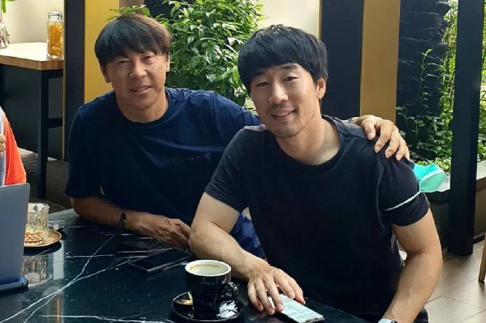 Shin Tae-yong bersama asistennya, Kim Jong-jin, dan anggota Komite Eksekutif PSSI Hasani Abdulgani, minum kopi di Jakarta, Kamis (17/2/2022).