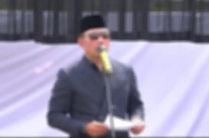 Ridwan Kamil dalam pemakaman Emmeril Kahn Mumtadz.