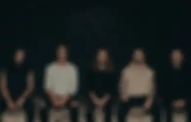 Ceritain Pengalaman Mati Suri Istri Sang Vokalis, Fit for a King Merilis End - The Other Side