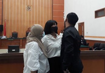 Vanessa Angel Dapat Pelukan Semangat yang Hangat dari Bibi Ardiansyah Usai Pengumuman Sidangnya Ditunda