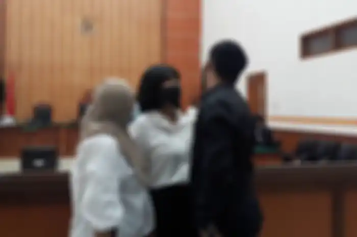 Vanessa Angel bersama dengan asistennya dan Bibi Ardiansyah usai sidang ditunda di Pengadilan Negeri Jakarta Barat, Senin (21/9/2020).