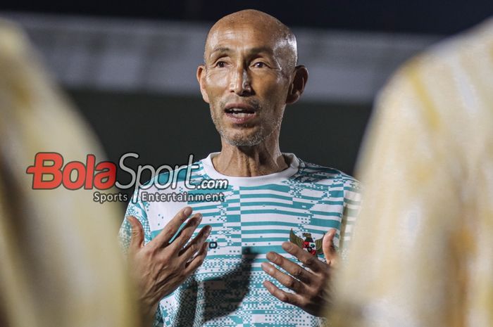 Pelatih timnas wanita Indonesia, Satoru Mochizuki, saat sedang memantau para pemainnya di Stadion Madya, Senayan, Jakarta,  Jumat (5/7/2024).