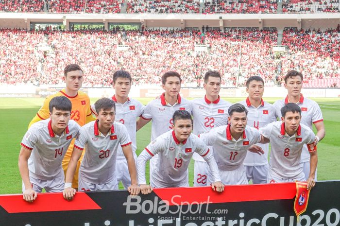 Skuat timnas Vietnam (skuad timnas Vietnam)  sedang berfoto bersama jelang berlaga pada leg pertama semifinal Piala AFF 2022 di Stadion Gelora Bung Karno, Senayan, Jakarta, 6 Desember 2023.