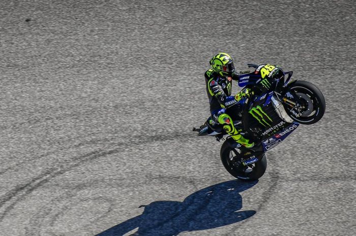 Valentino Rossi ketika melakukan wheelie pada MotoGP Americas 2019.